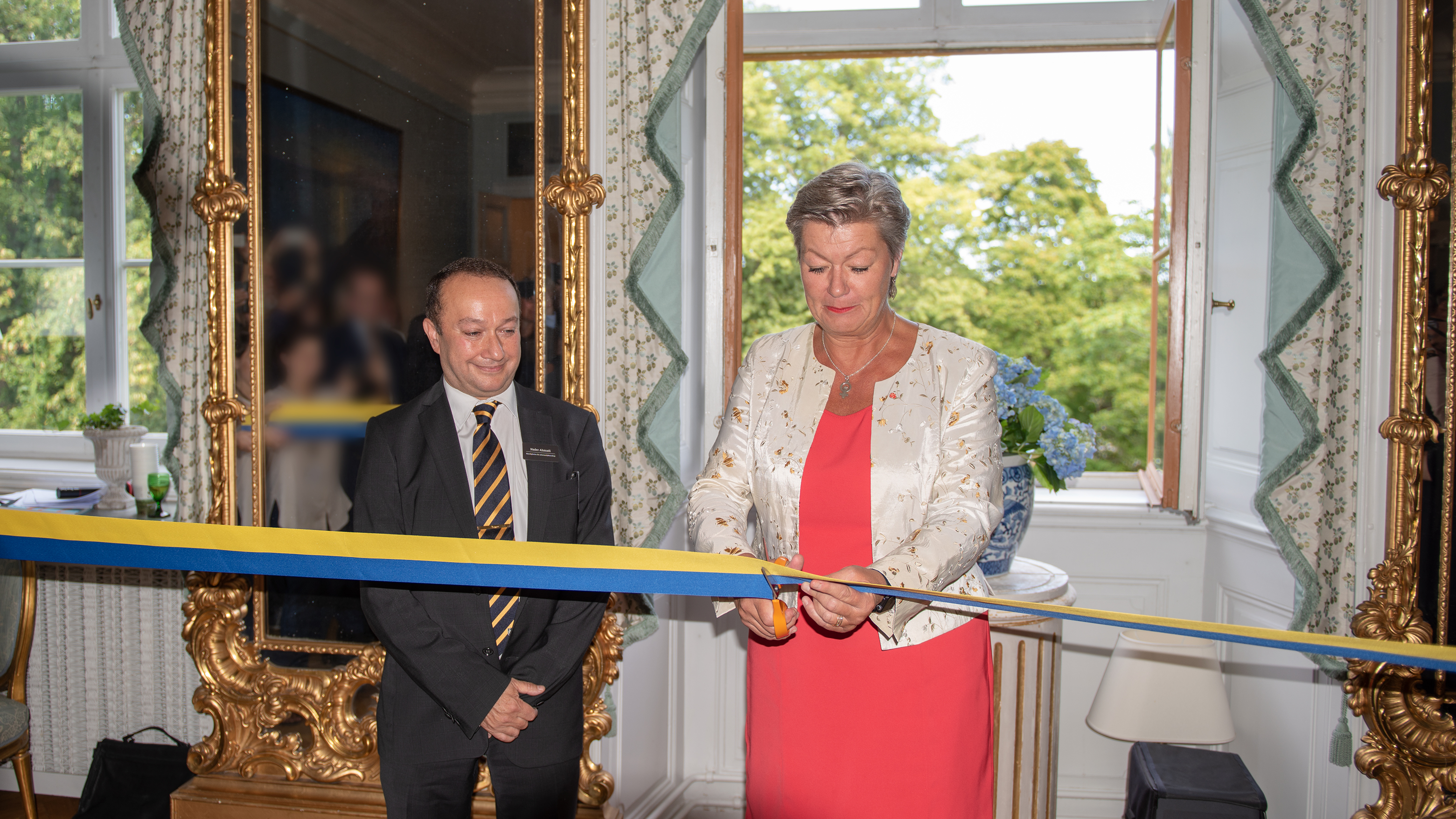 Nader Ahmadi, generaldirektör, och Ylva Johansson, Arbetsmarknads- och etableringsminister, vid invigningen av myndigheten.